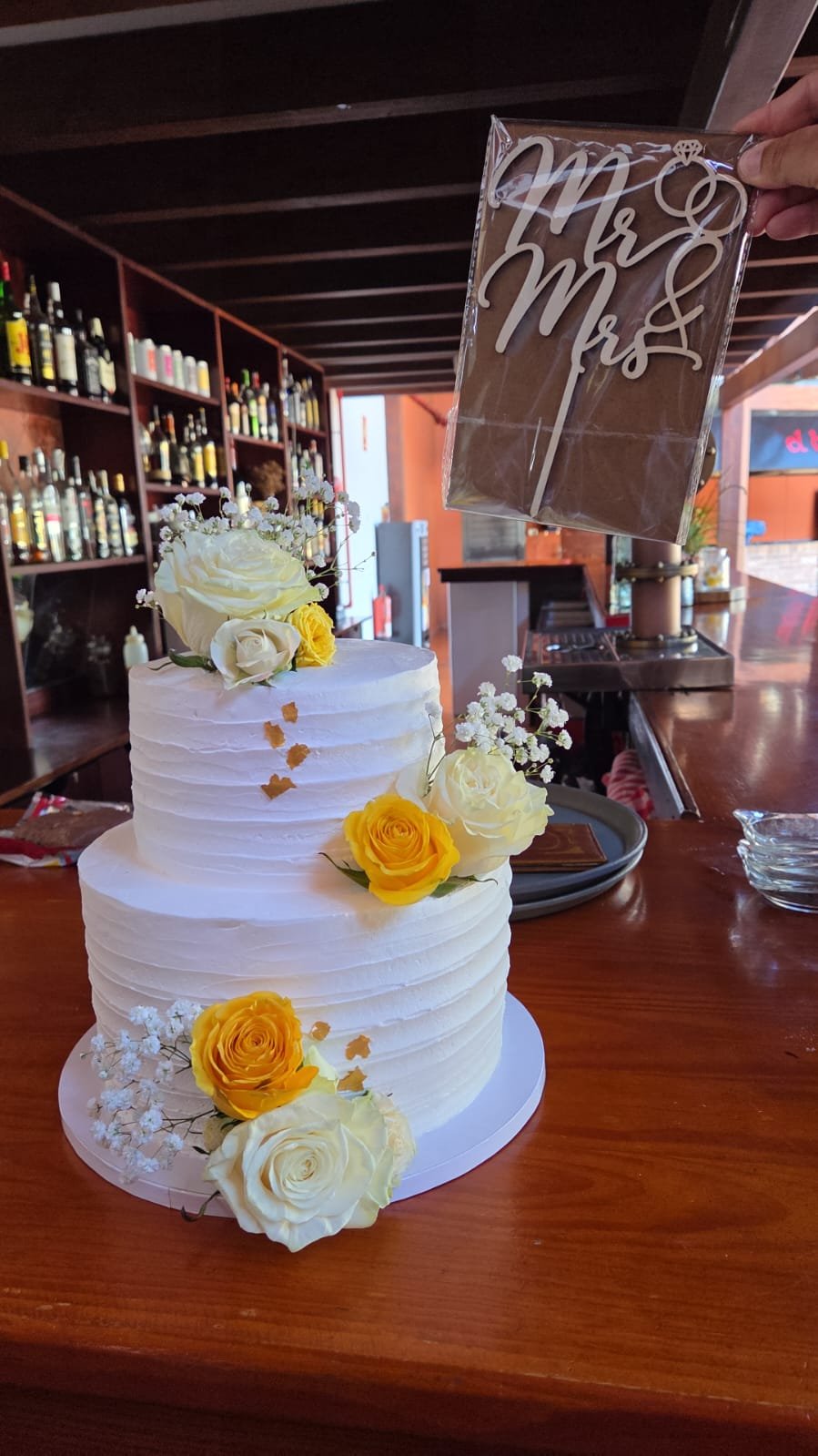Hochzeitstorte mit gelben und weißen Rosen